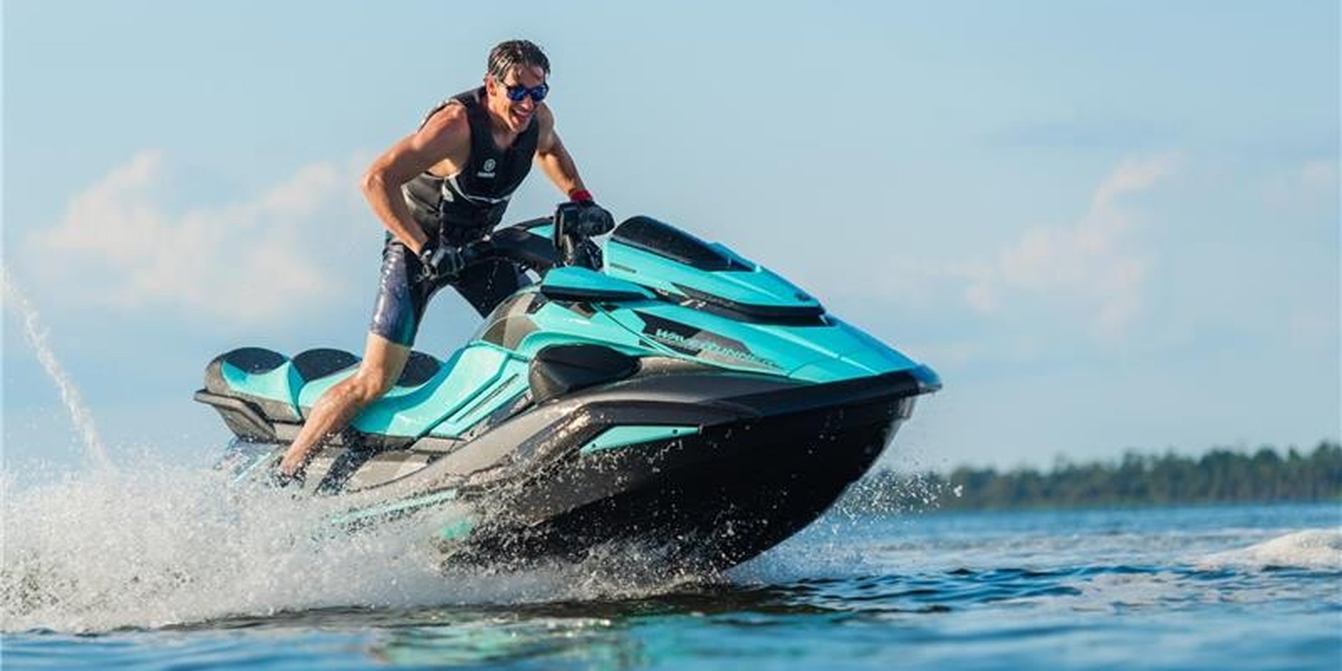 Moto de agua Yamaha en alquiler en Ibiza, vista desde el mar